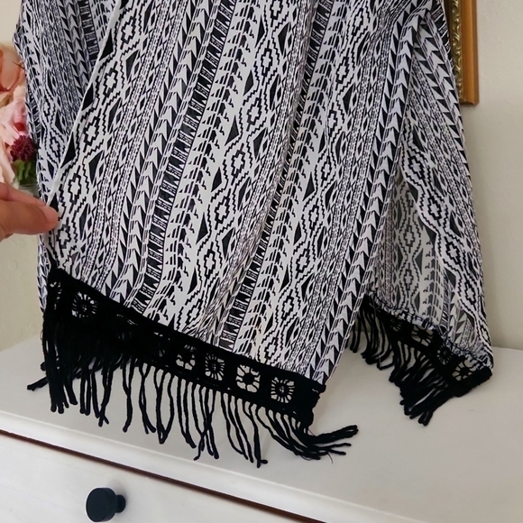 Kimono Fringe detailed Hem size Medium Petite Bohemian Cottagecore Coverup - Picture 3 of 10